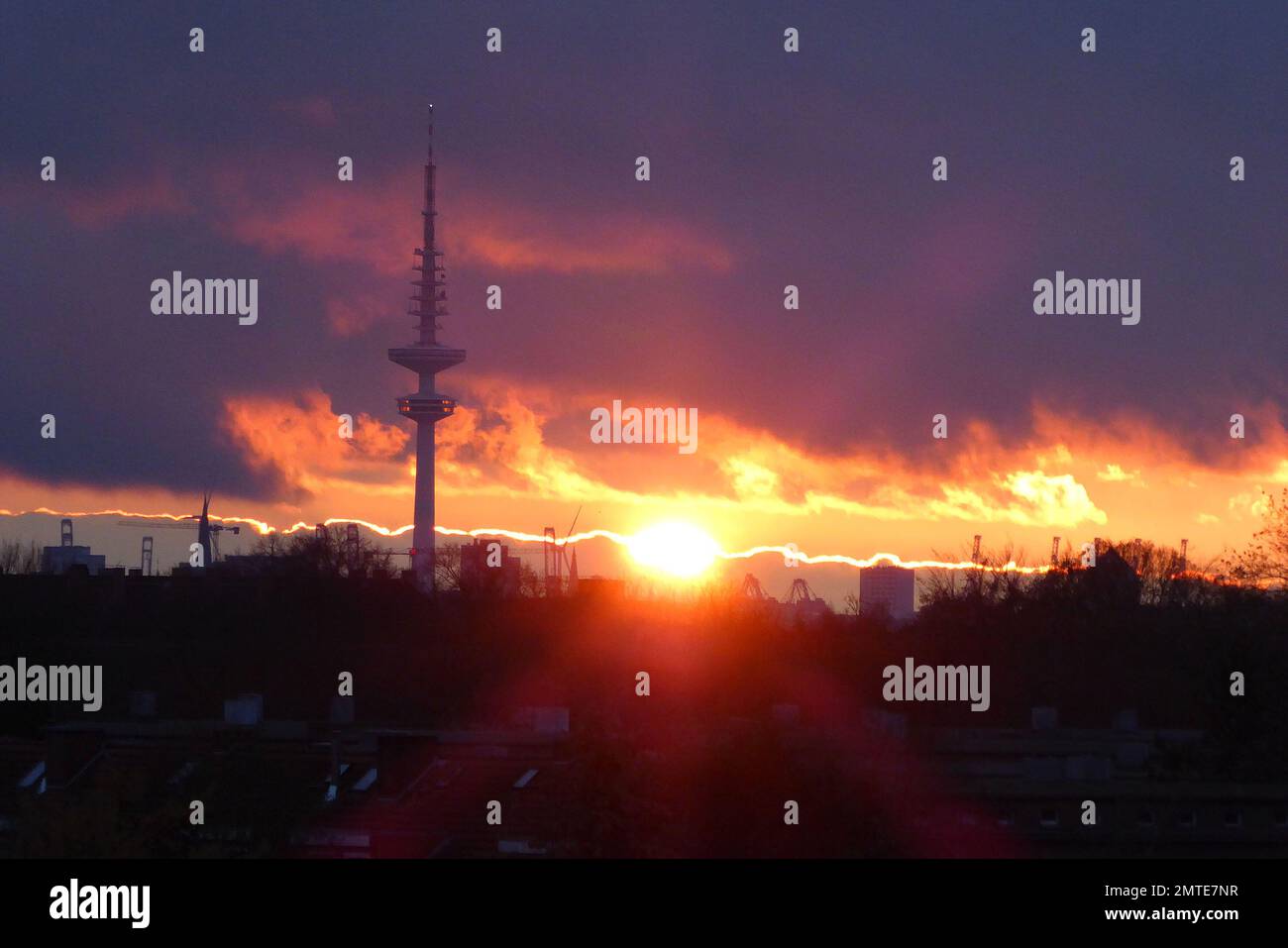 Fernsehturm im Sonnenaufgang in Hamburg Stockfoto