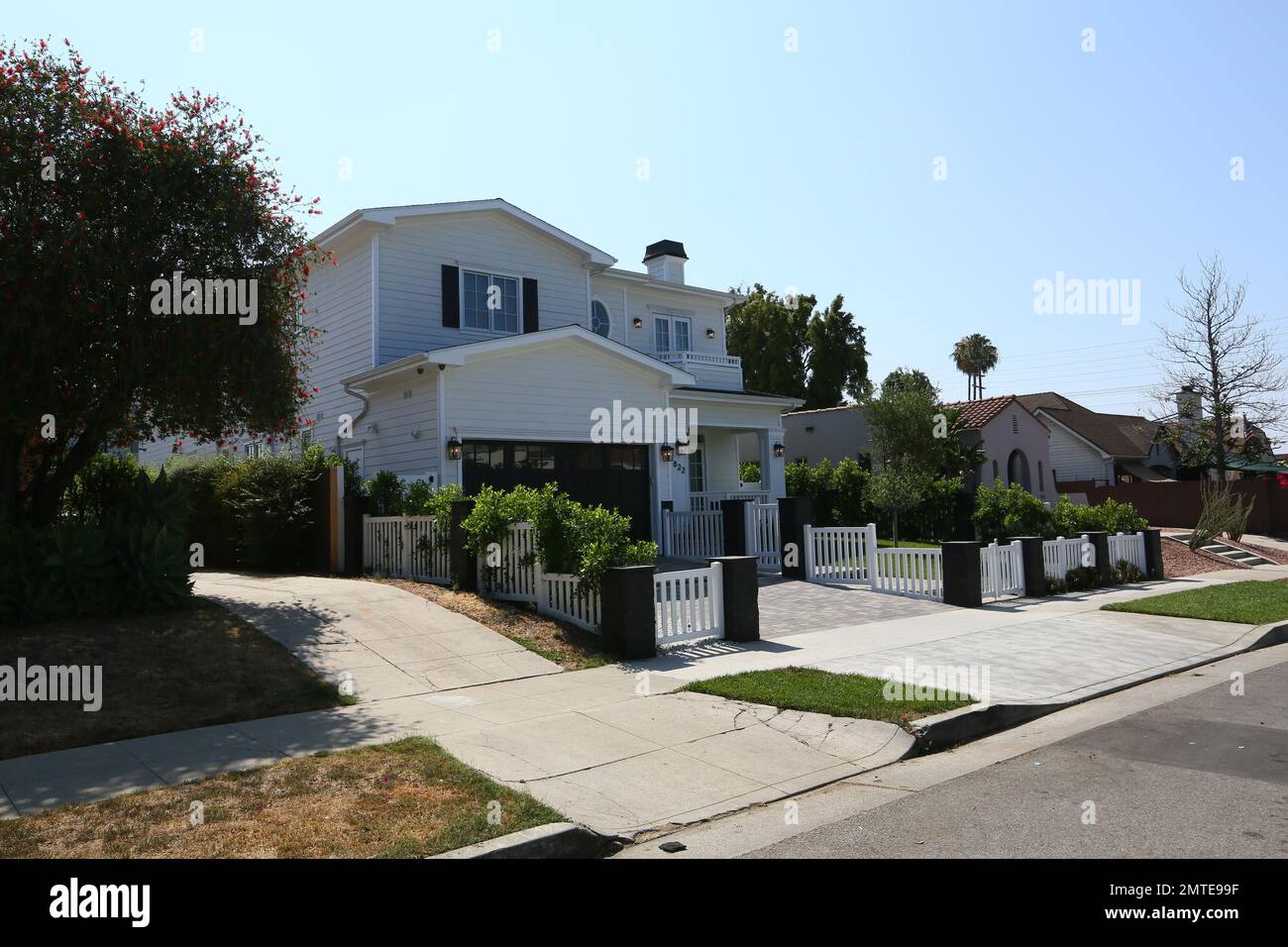 EXKLUSIV!! Rebell Wilsons neues Haus aus West Hollywood aus dem Jahr $2.950.000. Das 4.409 Quadratfuß, 5 Betten, 5 Bäder Haus, das einen Salzwasserpool und einen Kamin im Freien hat, sieht abwesend aus in den bescheidenen Nachbarhotels, die normalerweise nicht mehr als 1.200-1.500 Quadratfuß insgesamt sind. Immobilien wie Wilsons neues Zuhause sind vor Ort als „McMansions“ bekannt, die die Bewohner von Los Angeles empört haben, weil Bauherren Einfamilienhäuser und Doppelhäuser aus den 1920er Jahren durch übergroße und untypische Bauten ersetzt haben. Im letzten Jahr hat der Stadtrat von Los Angeles einstimmig die "Nachbarin" verabschiedet Stockfoto