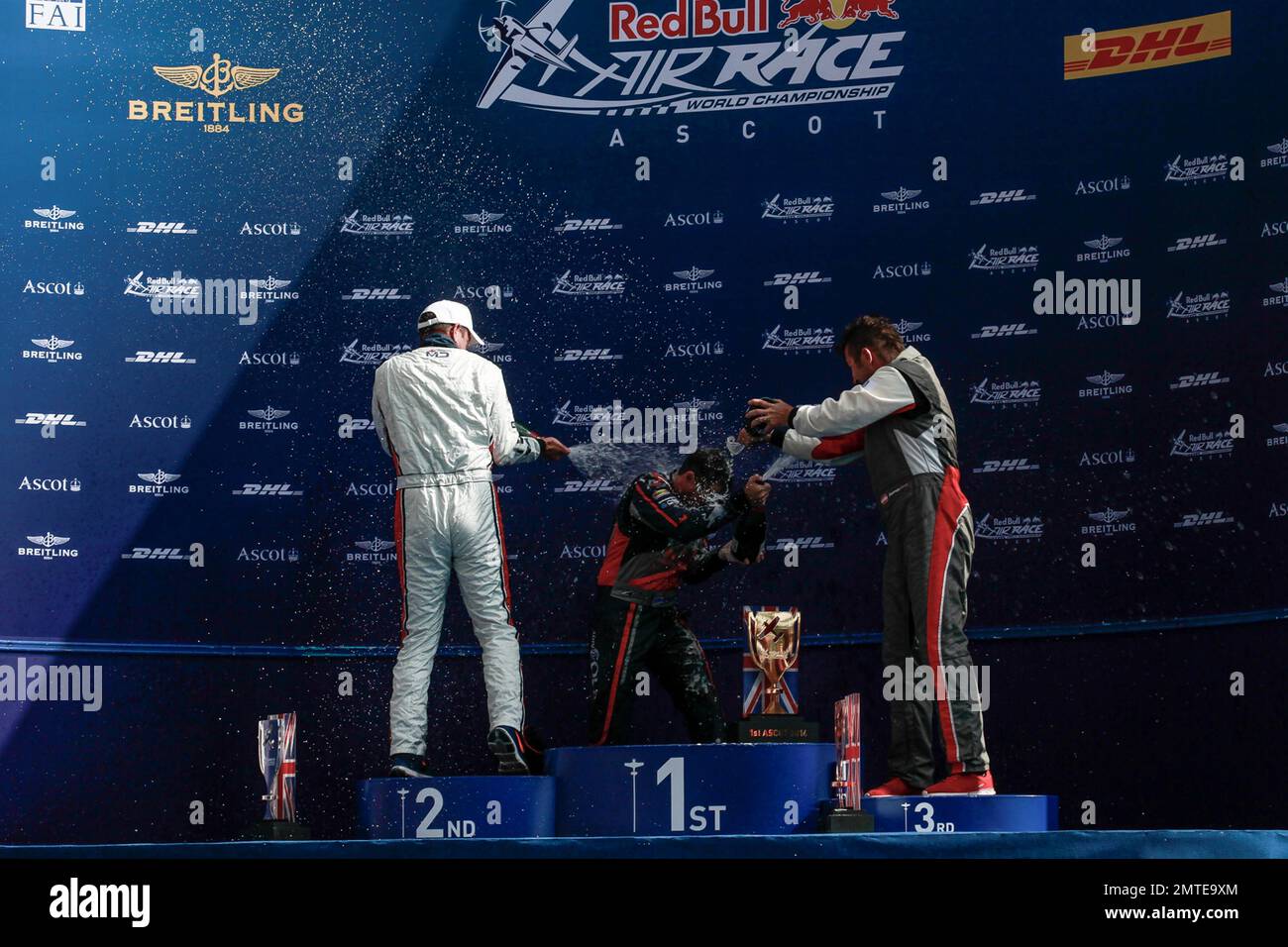 Matt Hall, Matthias Doldererer und Hannes Arch bei der Preisverleihung des Master Cup beim Red Bull Air Race 2016. Ascot, Vereinigtes Königreich. 14. August 2016. Stockfoto