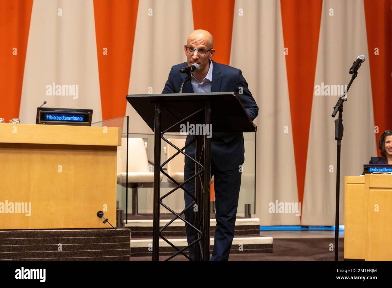 New York, Usa. 31. Januar 2023. Sefi Fischler, Projektkoordinierung und Entwicklung, spricht anlässlich des Internationalen Gedenktags zum Gedenken an die Opfer des Holocaust (27. Januar) auf einer Sonderveranstaltung "Internationaler Scheinprozess über Menschenrechte" am New Yorker Hauptsitz der Vereinten Nationen in New York City. Die Teilnehmer, Studenten aus mehreren Ländern, befragen die Handlungen und Verantwortlichkeiten von Ernst Rüdin, dem sogenannten Vater der nazialen Rassenhygiene. Kredit: SOPA Images Limited/Alamy Live News Stockfoto