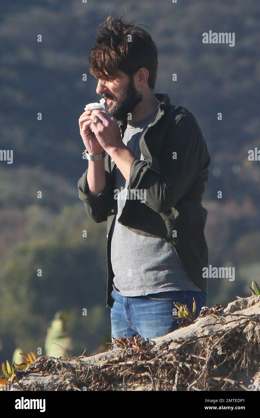 WELTWEIT - Reese Witherspoon am Set der großen Lügen, wo die Crew versuchte, sie vor den Paparazzi am Strand zu schützen. Los Angeles, Kalifornien. 18. Februar 2016 Stockfoto