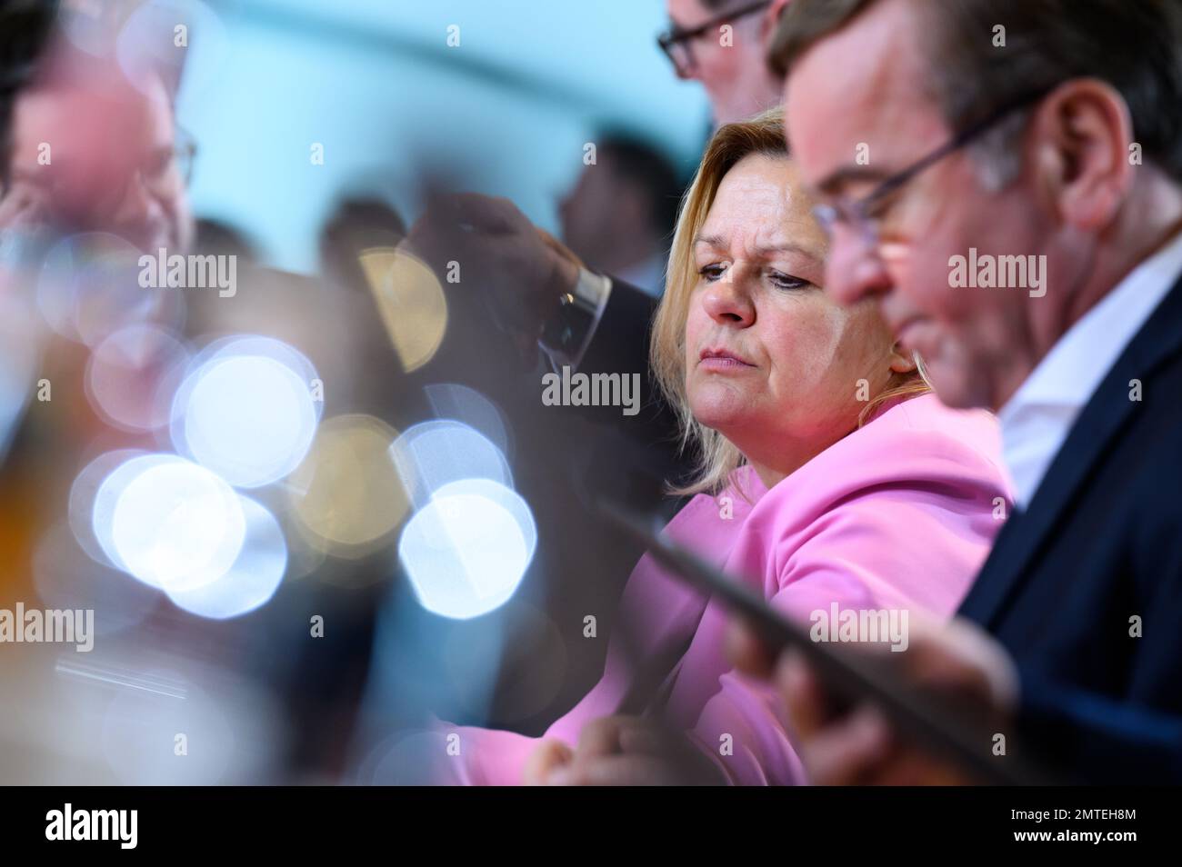 Berlin, Deutschland. 01. Februar 2023. Nancy Faeser (SPD), Bundesministerin für Inneres und Inneres, und Boris Pistorius (SPD), Bundesministerin für Verteidigung, sitzen zu Beginn der Kabinettssitzung im Amt des Kanzlers. Kredit: Bernd von Jutrczenka/dpa/Alamy Live News Stockfoto