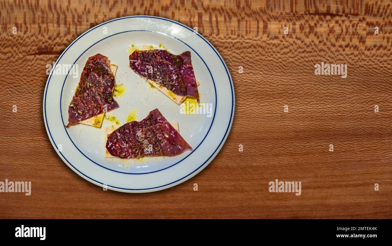 Spanischer Cecina-Teller mit extra nativem Olivenöl, typisch spanischer Tapa Stockfoto