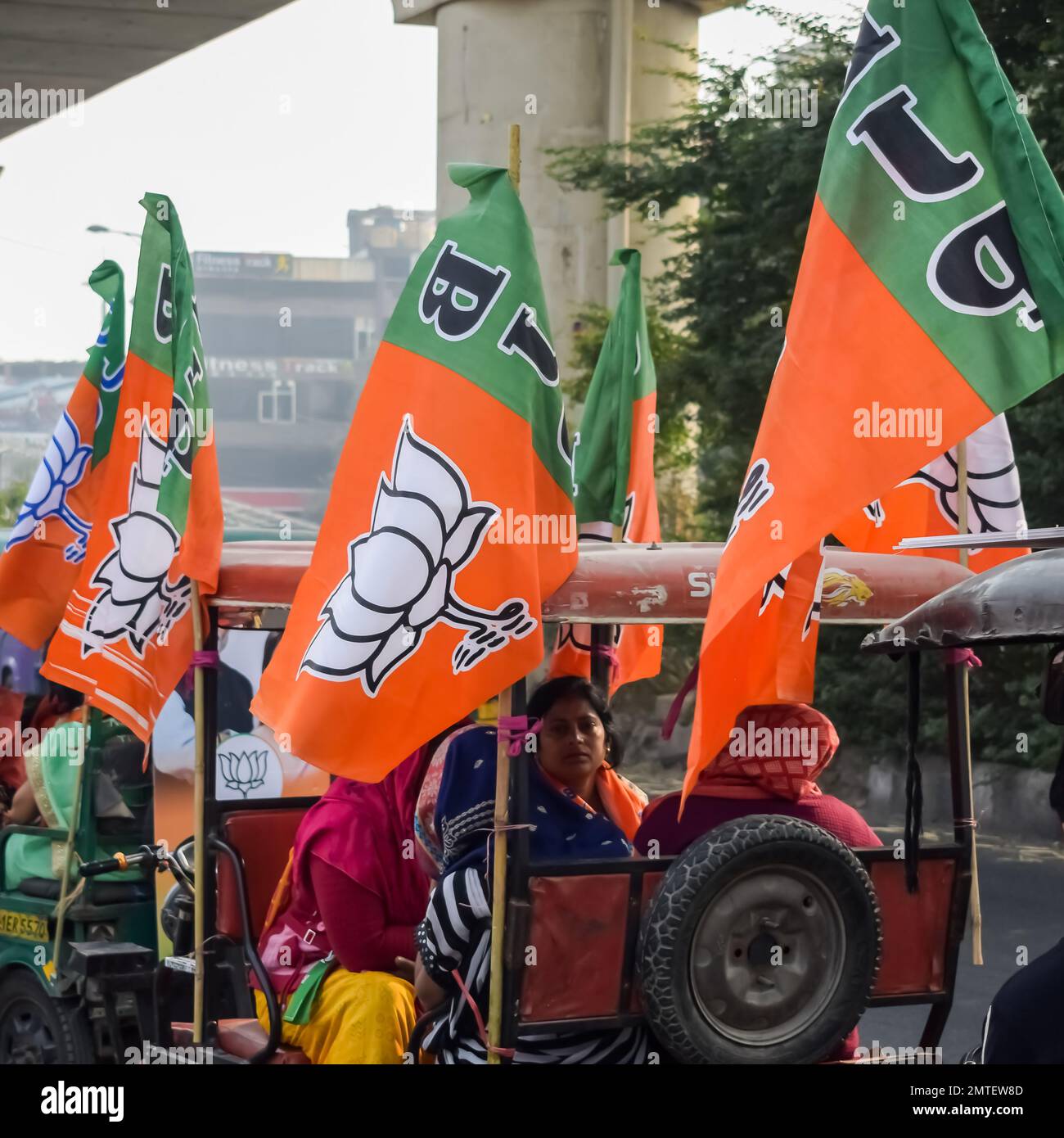 Delhi, Indien, Dezember 02 2022 – Bharatiya Janata Party (BJP)-Unterstützer während der Mega Road Show zur Unterstützung des BJP-Kandidaten Pankaj Luthara, Nomina einzureichen Stockfoto