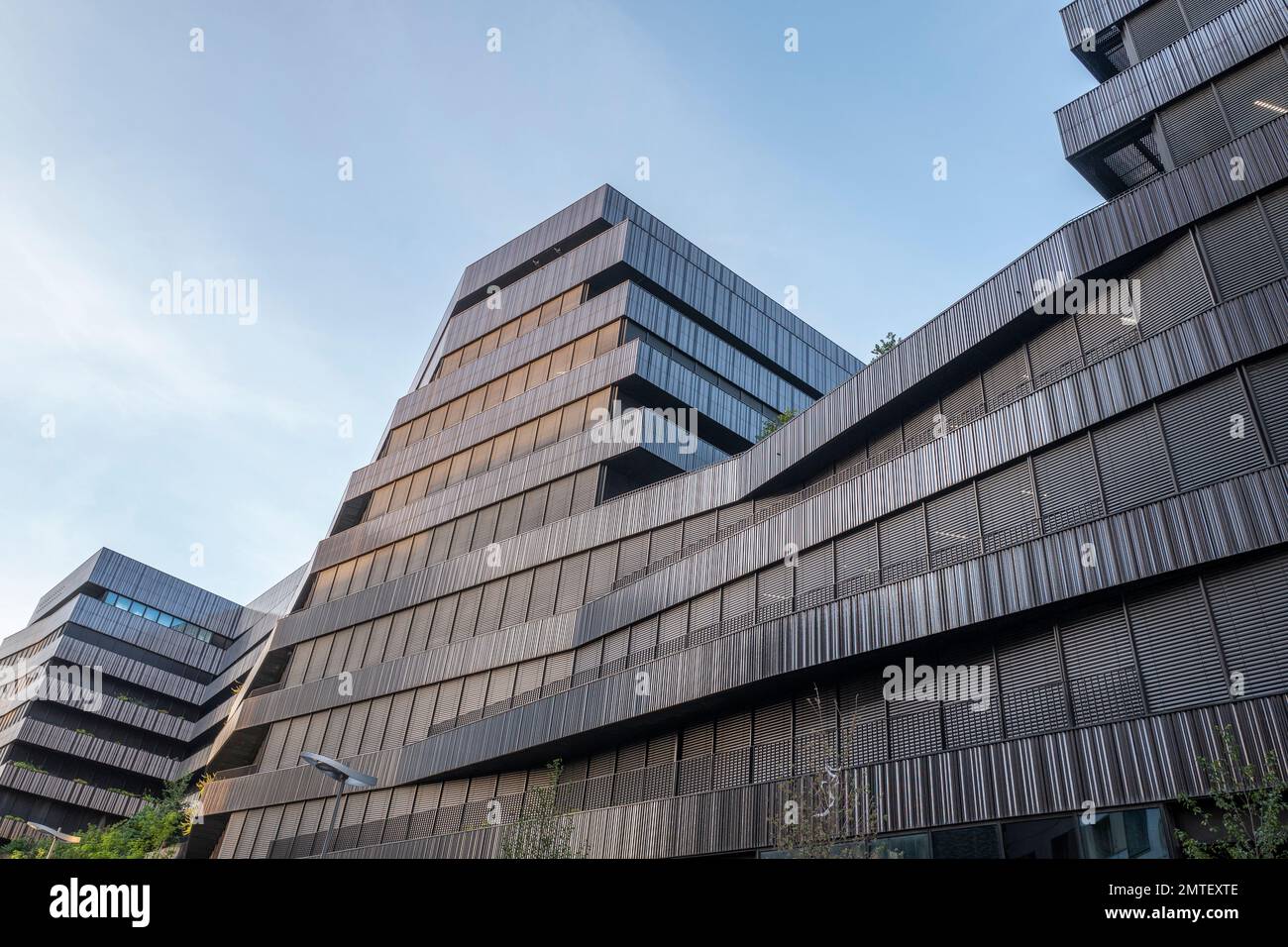 Paris-Frankreich Etwa Juli 2019. Wohngebäude mit emaillierter Terrakotta. Entworfen Chartier Dalix Architect im Clichy-Batignolles Viertel Stockfoto