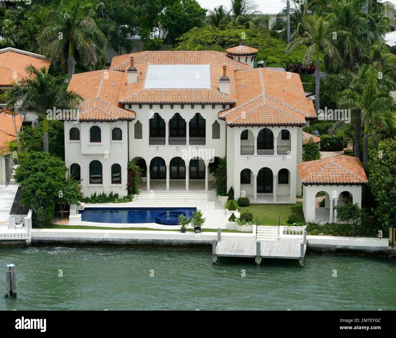 Exklusiv!! Die Latin Pop Sensation Ricky Martin ist wieder in Bewegung. Er verkauft seine Villa am Wasser in Miami Beach für 16.9 Millionen Dollar, nachdem er sie im Mai 2005 für 10 Millionen Dollar gekauft hatte. Er kaufte die Villa im mediterranen Stil mit 7 Betten und 9 Badezimmern, nachdem er im Mai 2005 seine andere Villa einen Block entfernt für 10.6 Millionen Dollar verkauft hatte. (Er kaufte dies im März 2001 für 6.4 Millionen Dollar und machte einen ordentlichen Gewinn von 4 Millionen Dollar) . Berichte sind, dass er es verkauft, weil es verfolgt wurde daher Umzug nur einen Block entfernt in sein neues Zuhause. Zu seinen Nachbarn an der exklusiven Bay Front Road gehören Robin & Barry Gibb, Stockfoto