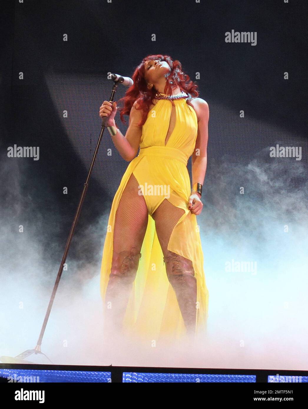 Rihanna tritt in einem Konzert auf, einschließlich einer Tanzroutine mit einem Chris-Brown-Look im Bank Atlantic Center in Sunrise, FL. 7/14/2011. Stockfoto