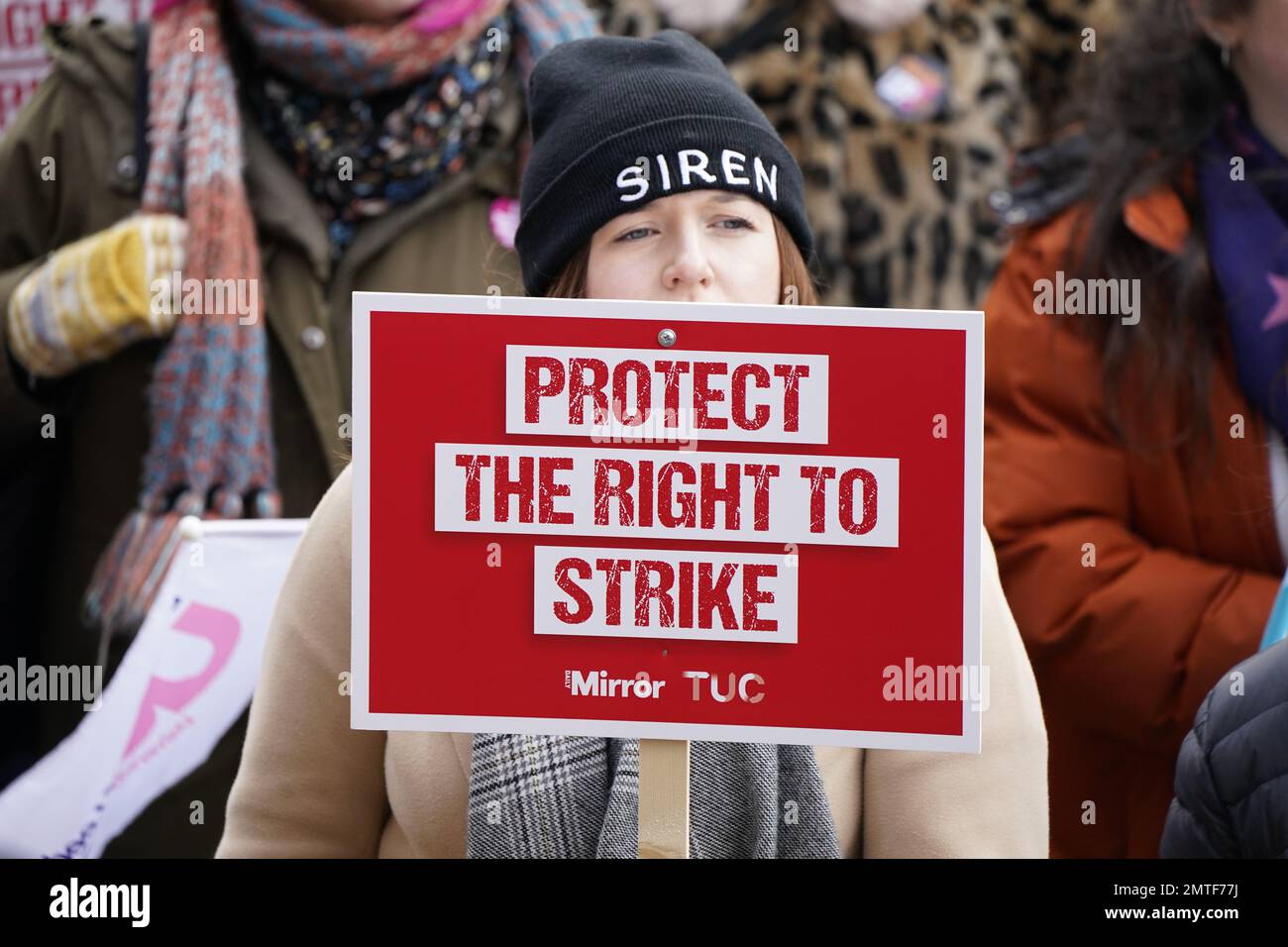 Demonstranten versammeln sich beim Protect the Right to Strike march und versammeln sich im Rathaus von Leeds und protestieren gegen die umstrittenen Pläne der Regierung für ein neues Gesetz über Mindestdienstleistungsniveaus während Streiks. Bilddatum: Mittwoch, 1. Februar 2023. Stockfoto