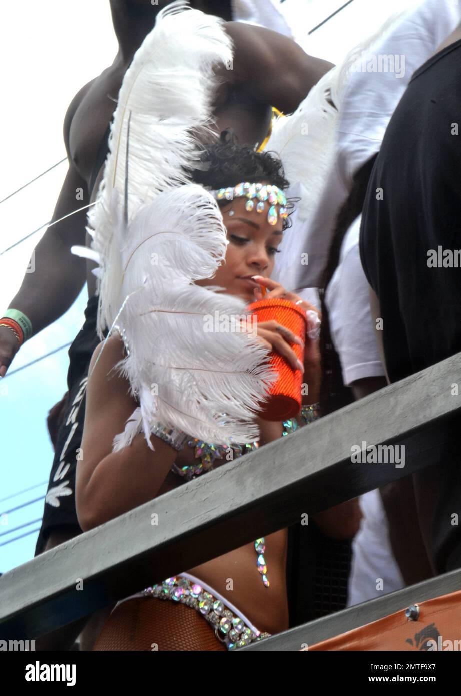 Rihanna trägt fast alles in einem extrem knappen, mit Schmuck besetzten Bikini, während sie die Kadomoment Day Parade auf Barbados besucht. Das kaum angelegte Kostüm enthielt auch ein federndes Kopfkleid und Riri trug ihre eigene Silberflasche für die Party mit sich. Der Kadooment Day ist der Höhepunkt des Crop Over Harvest Festivals und wird mit einer riesigen Parade und einem Sommerkarneval auf der Straße gefeiert. Georgetown, Barbados. 5. August 2013. Stockfoto