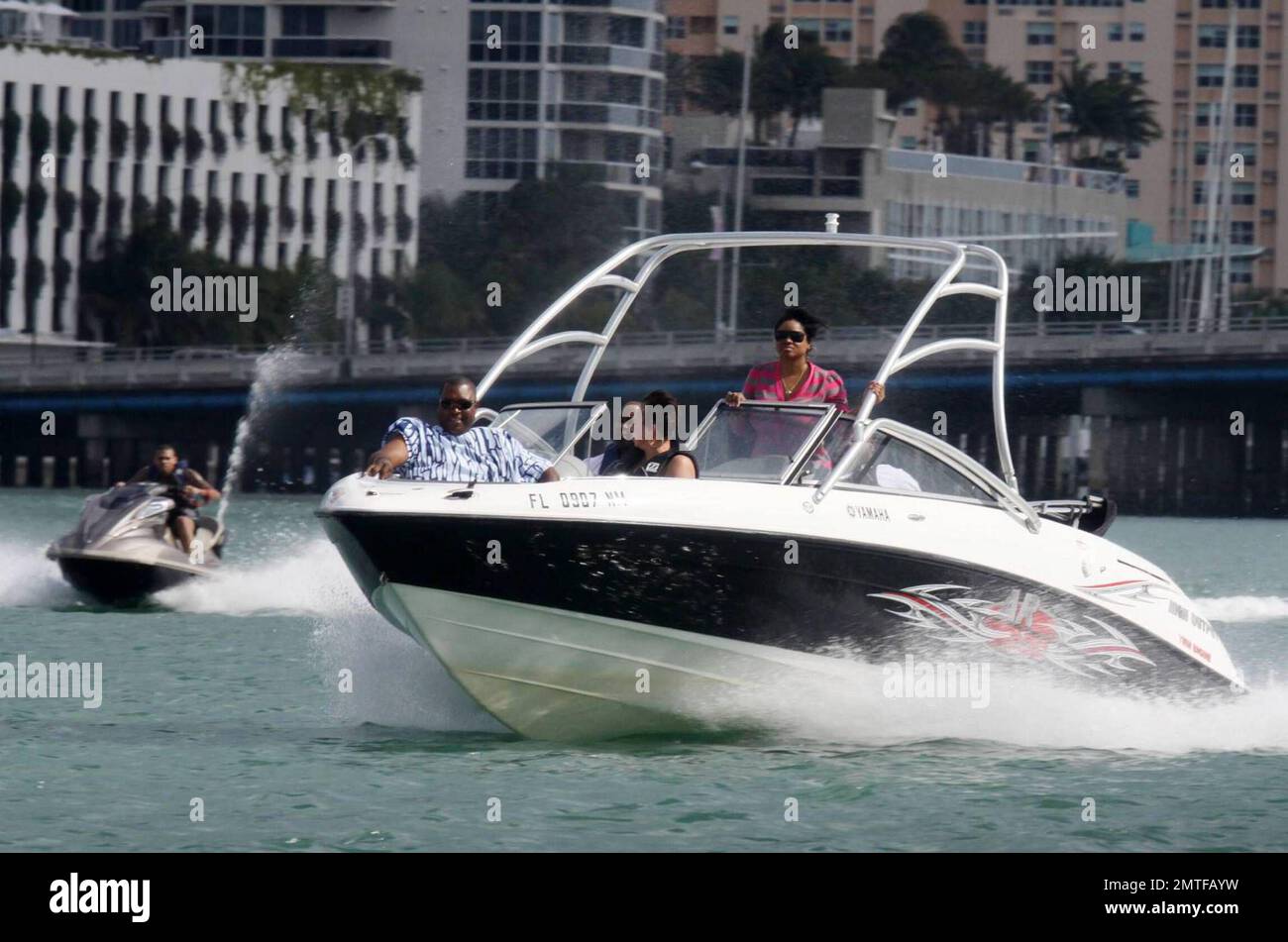 Exklusiv!! Eine Frau in Chris Browns Gefolge, die Rihanna ähnelt. Die Frau wurde auf einem Weckbrettboot fotografiert, das von Brown auf dem Jetski begleitet wurde. Die Frau wurde während seines Aufenthalts in Miami, Miami Beach, FL, 2/25/09 gesehen. Stockfoto