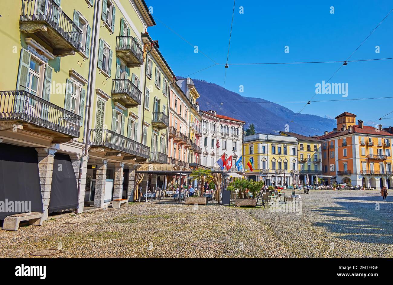 Die Stadthäuser, Geschäfte und Restaurants am Piazza Grande Platz, in der Altstadt von Locarno, Schweiz Stockfoto