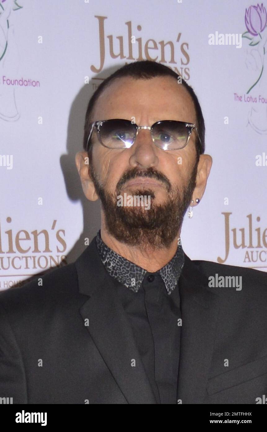 Ringo Starr bei der Ringo Starr und Barbara Bach Auktion für Julien's Auktionen in Beverly Hills, Kalifornien. Die beiden verkaufen Artikel aus ihren Häusern in London, Beverly Hills und Monaco, um der Wohltätigkeitsgruppe, der Lotus Foundation, zu helfen. 1. Dezember 2015. Stockfoto