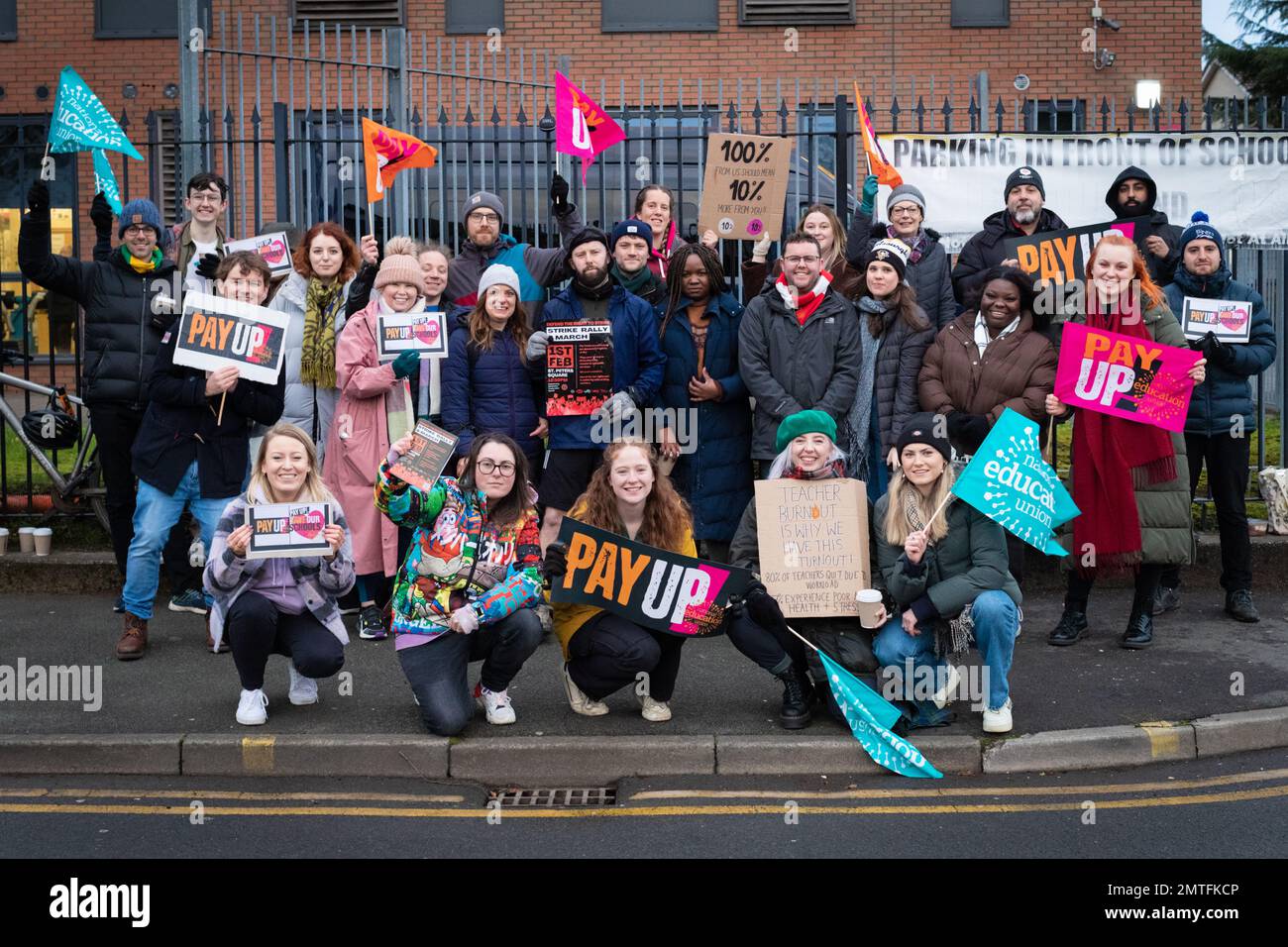 Manchester, Großbritannien. 1. Februar 2023. Lehrer gehen mit Flaggen und Plakaten an die Streikposten, die ihre Meinung während eines Streiks um den Großraum Manchester zum Ausdruck bringen. Tausende von Mitgliedern der Nationalen Bildungsunion (NEU) treten aufgrund der jahrelangen Lohnkürzungen der Regierung und der nicht an die Inflation angepassten Gehälter an die Streikposten. Kredit: SOPA Images Limited/Alamy Live News Stockfoto