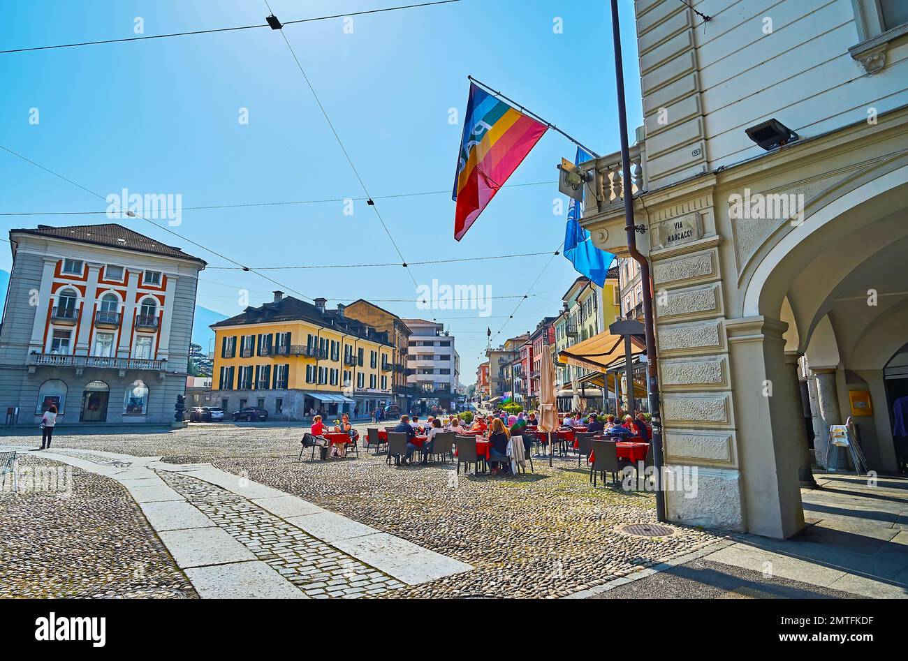 LOCARNO, SCHWEIZ - 28. MÄRZ 2022: Historische Häuser und Restaurants auf der Piazza Grande, am 28. März in Locarno Stockfoto