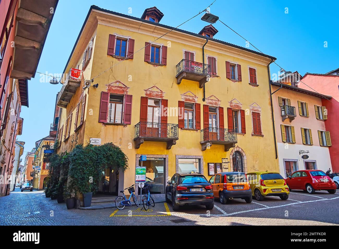 LOCARNO, SCHWEIZ - 28. MÄRZ 2022: Der kleine Piazzetta dei Riß Platz in der Altstadt, am 28. März in Locarno Stockfoto