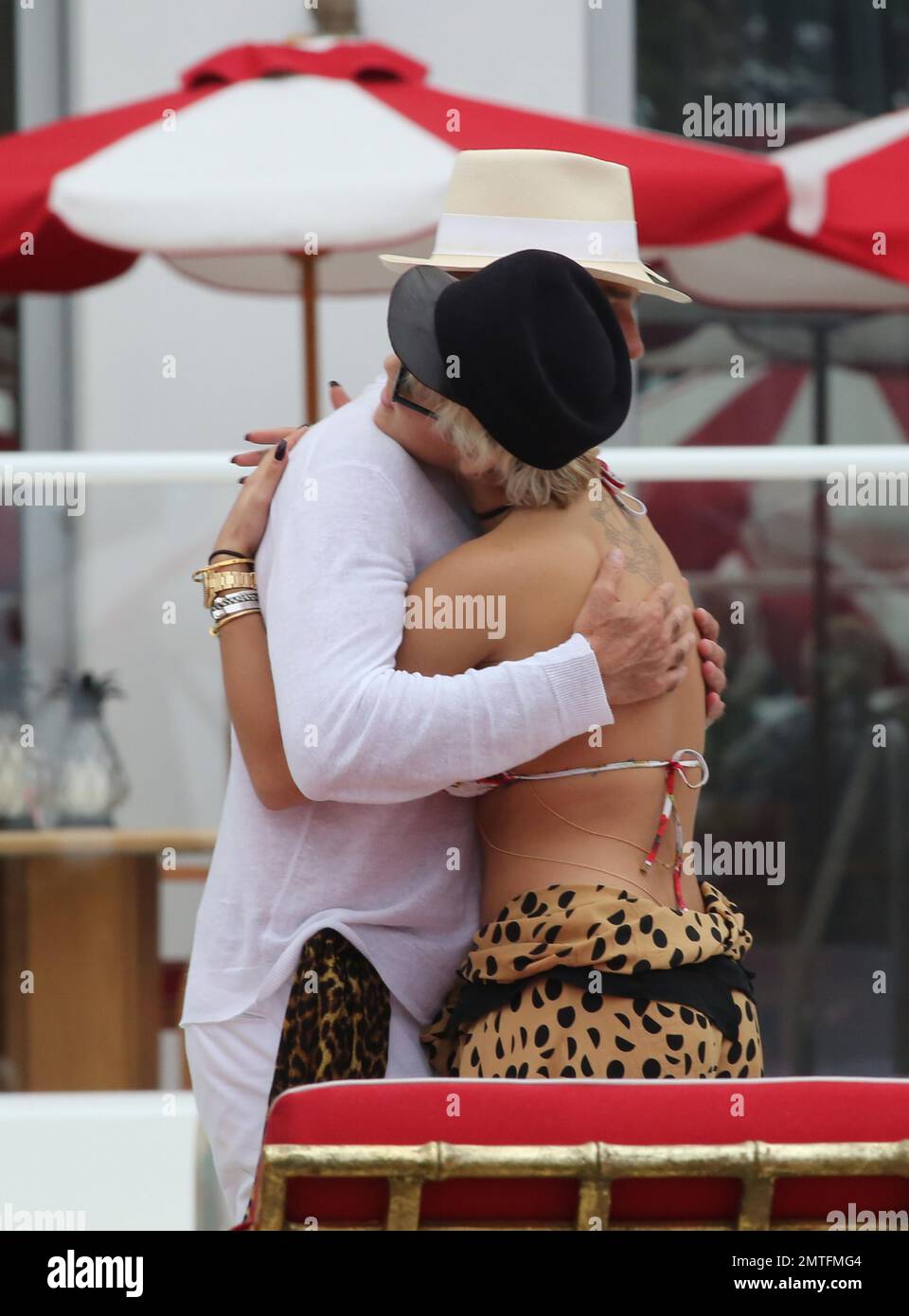 Rita Ora Lounges am Pool in einem brandneuen Hotel in Miami, Florida. Rita wurde während des Urlaubs von ihrer Schwester begleitet und der Hotelbesitzer kam heraus, um sie persönlich zu begrüßen. 3. Januar 2016. Stockfoto