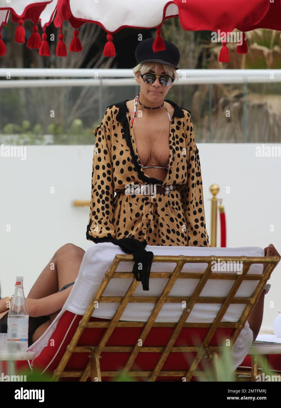 Rita Ora Lounges am Pool in einem brandneuen Hotel in Miami, Florida. Rita wurde während des Urlaubs von ihrer Schwester begleitet und der Hotelbesitzer kam heraus, um sie persönlich zu begrüßen. 3. Januar 2016. Stockfoto