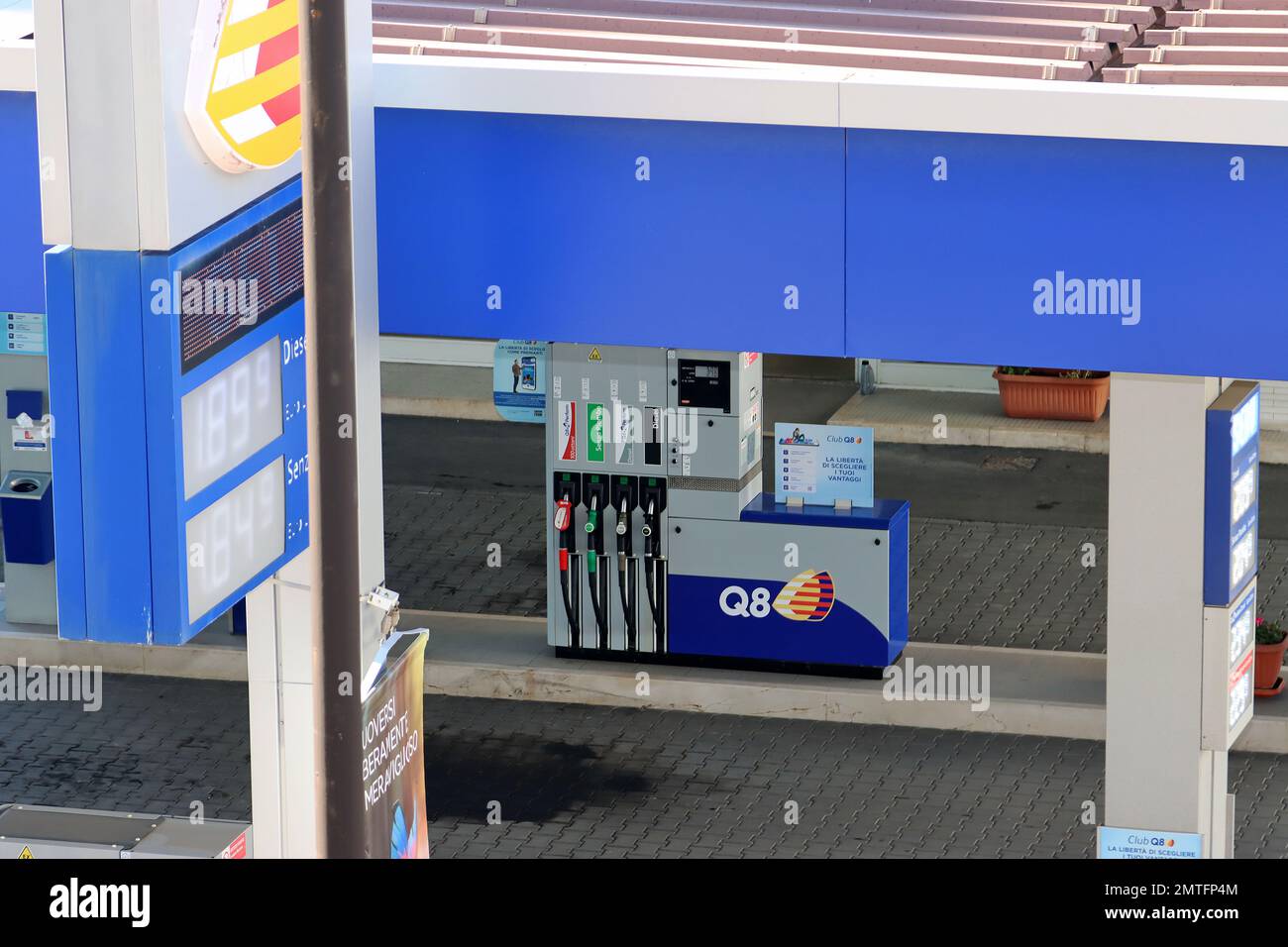 Anstieg der Kraftstoffpreise in Italien. Benzin und Diesel. Q8 Tankstelle. Italien. Hochwertiges Foto Stockfoto