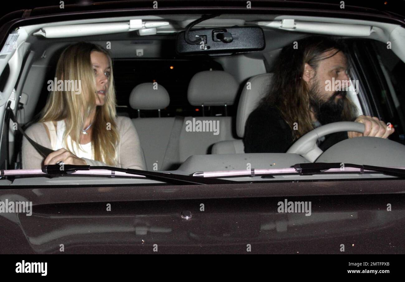 Rob Zombie und seine Frau Sheri Moon Zombie verlassen das Restaurant Madeos und nachdem sie ihr Auto vom Parkservice abgeholt haben, dreht Sheri mit ihrem Mittelfinger auf ein Auto, das ihren Ausgang blockiert. Los Angeles, Kalifornien. 10/25/08. Stockfoto