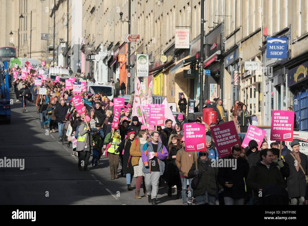 Bristol, Großbritannien. 1. Februar 2023. UCU-Mitglieder marschieren die Park Street entlang, im Zentrum von Bristol. Die Rallye wird vom Bristol Trades Union Council organisiert; daran sind ASLEF, PCS RMT und NEU beteiligt. Die Arbeitnehmer sind unzufrieden mit jahrelangen niedrigen oder nicht vorhandenen Lohnerhöhungen, unsicheren Verträgen, unsicheren Bedingungen und steigenden Lebenshaltungskosten. Kredit: JMF News/Alamy Live News Stockfoto