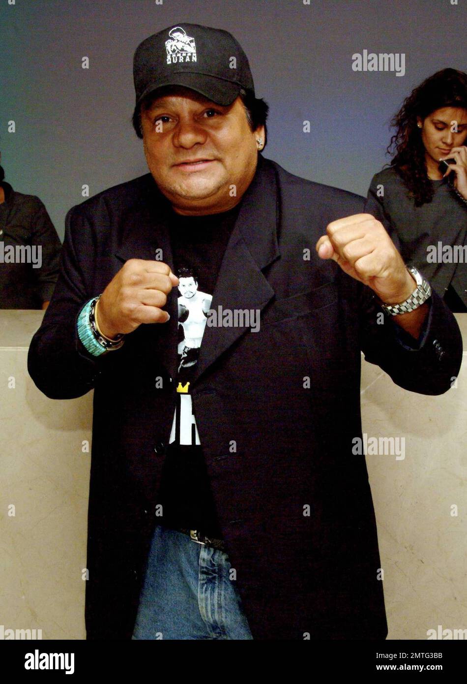 Der legendäre Boxer Roberto Duran (auch bekannt als „Manos de Piedra“ oder „Hands of Stone“) kommt in seinem Luxushotel an, um an der Veranstaltung „Night of Legends“ zu Ehren von ihm und Jake Lamotta (auch bekannt als „Raging Bull“) in Miami Beach, FL, teilzunehmen. 5/21/09. Stockfoto