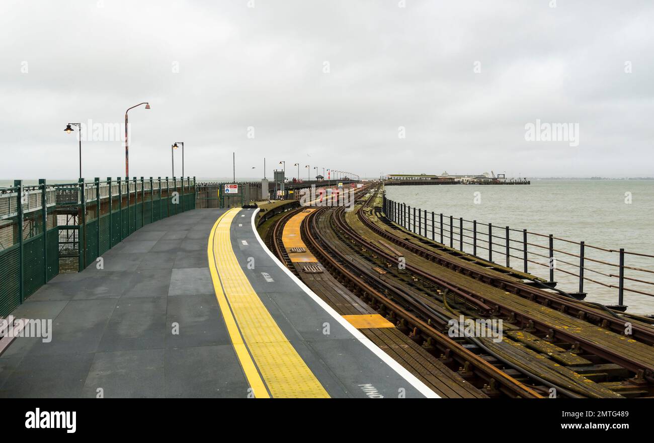 Ryde Pier erstreckt sich bis zur Solent Isle of wight 2023 Stockfoto