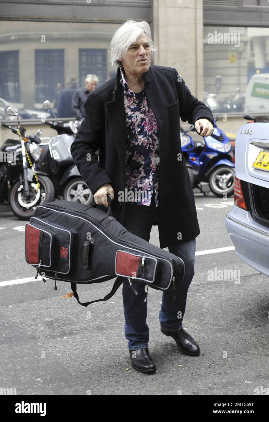 Sänger Robyn Hitchcock trägt seine Gitarre, wenn er zu einem Auftritt bei der BBC in London, Großbritannien, ankommt. 5/10/10. . Stockfoto