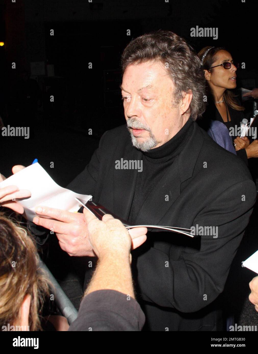 Der ursprüngliche Frankenfurter, Schauspieler Tim Curry, signiert vor dem 35. Jubiläum und Kostümball Autogramme für „The Rocky Horror Picture Show“ im Wiltern. Die Show, produziert von Lou Adler und Kevin Duncan und Regie von Kenny Ortega, beinhaltete Auftritte von Jack Nicholson, Danny DeVito, Billy Idol, Lea Michele, Matthew Morrison, Nicole Sherzinger, Jason Segel und Julian McMahon, unter anderem. Der Abend kam der Painted Turtle zugute, einem von Paul Newman's Hole in the Wall Gang Camps, das Kindern in ganz Kalifornien zur Verfügung stellt, die an chronischen und lebensbedrohlichen Krankheiten leiden Stockfoto