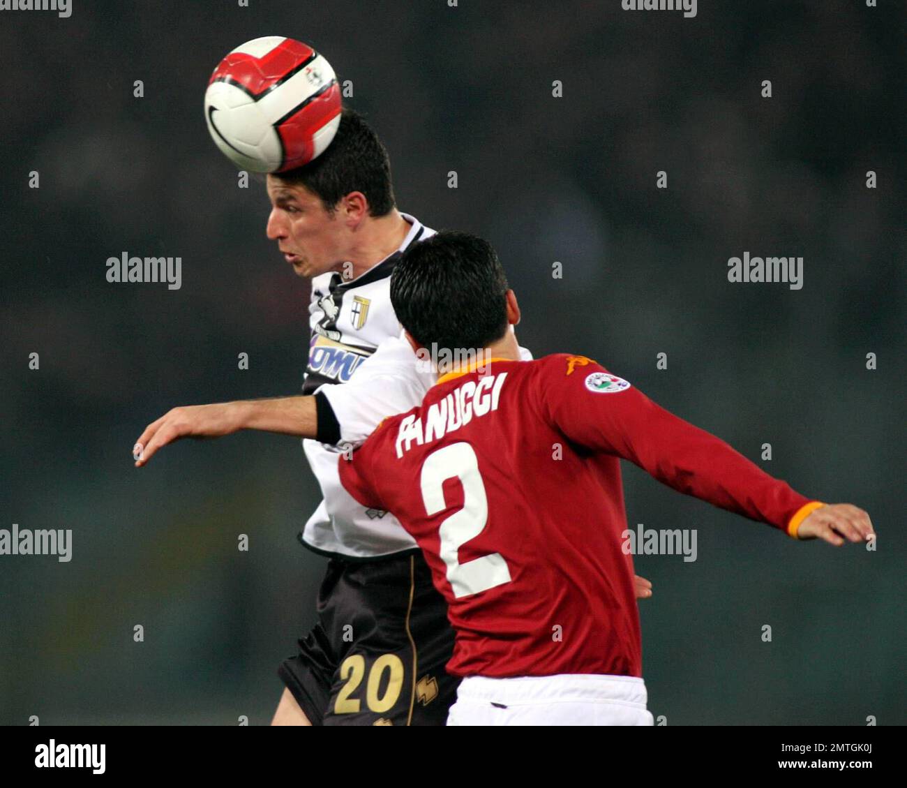 Igor Budan kämpft (links) A mit Christian Panucci im Spiel Roma-Parma für die Serie A italienischer Fußball im Olympiastadion. Rom gewann das Spiel 4-0. Rom, Italien. 3/1/08 . Stockfoto