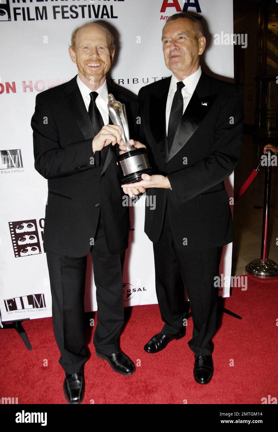 Multitalentierter Schauspieler, Regisseur, Schriftsteller und Produzent Ron Howard posiert mit seinem Silver Hugo Career Achievement Award im Museum of Science and Industry während des Chicago International Film Festivals 2010. Der zweimalige Oscar-Gewinner wurde für seine herausragende 50-jährige Karriere in der Filmindustrie ausgezeichnet. Howard begann seine Karriere im Fernsehen, vor allem mit den amerikanischen Shows „The Andy Griffith Show“ und „Happy Days“, die sich später zu einem Film weiterentwickelten, in dem 1973 George Lucas den Film „American Graffiti“ spielte. Howard gewann zwei Oscars für seinen Film „A Beautiful Mind“ und leitet derzeit den CO Stockfoto