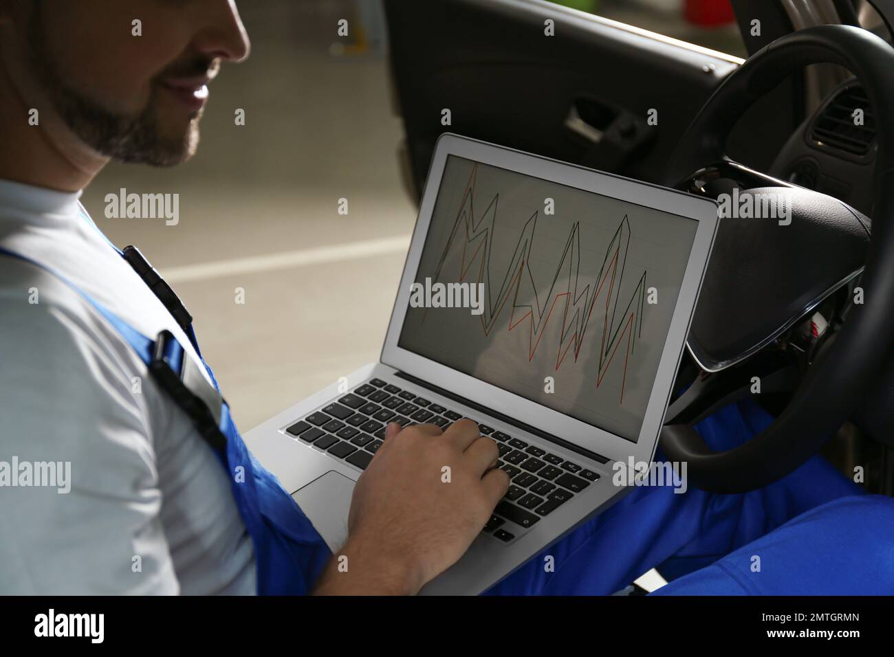 Mechaniker mit Laptop, der Autodiagnose in der Kfz-Werkstatt macht,  Nahaufnahme Stockfotografie - Alamy