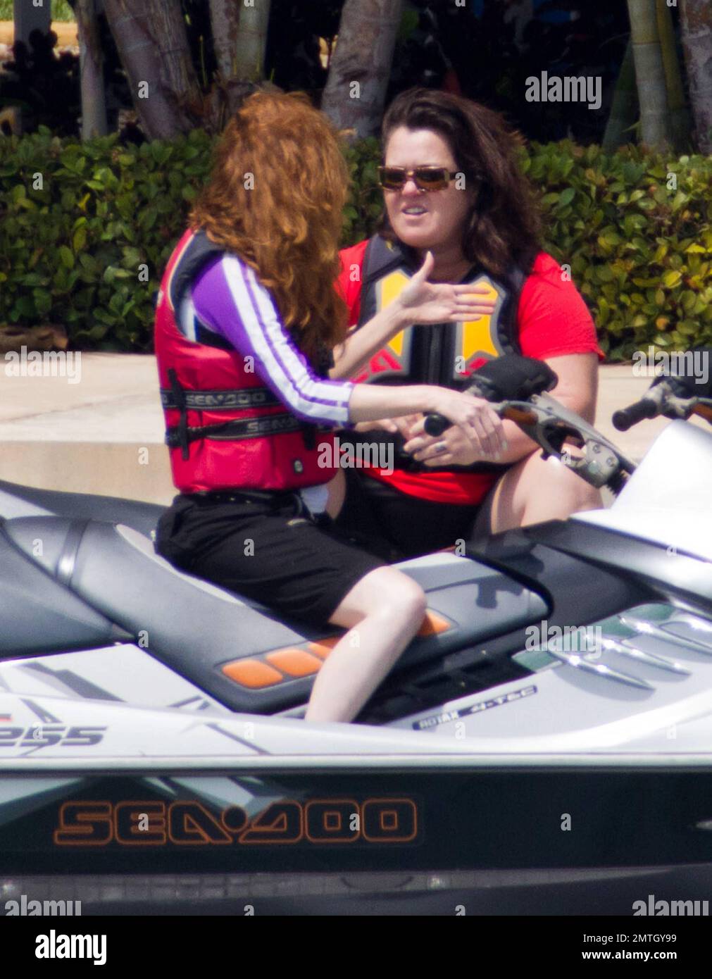 EXKLUSIV!! Rosie O'Donnell, die ein Tattoo über ihrem Verlobungsfinger zu haben scheint, verbrachte den Tag auf Jetskis und entspannte sich zu Hause in der Sonne Floridas mit ihrer Verlobten Michelle, die nach der kürzlichen Absage ihrer fernsehsendung in Chicago die Runde machte. Die TV-Senderin, geleitet von Talkshow Queen Oprah Winfrey, hat ihre Talkshow nach einem kurzen sechsmonatigen Lauf abgesagt. O'Donnell hat ein YouTube-Video gepostet, in dem sie ihre Meinung zur Stornierung darlegte. Es war fair, Oprah hat mir eine tolle Chance gegeben. Das hat sie wirklich. Sie hat mich wieder ins Fernsehen gebracht. Sie glaubte an mich. Ich wusste nicht mal, ob ich das weiß Stockfoto