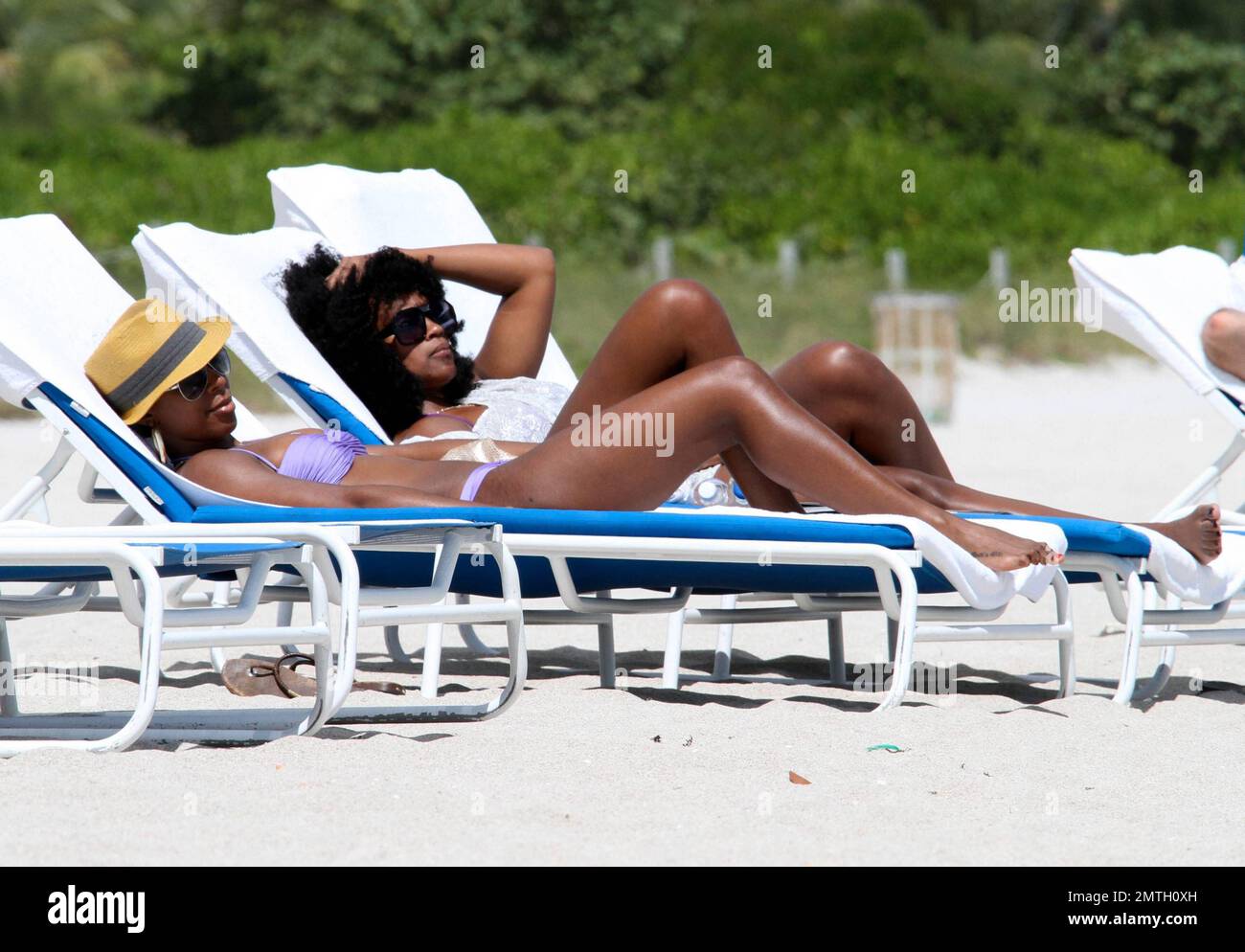 Kelly Rowland entspannt sich am Strand in einem lila Bikini vor ihrer Show heute Abend in der American Airlines Arena. Die Richterin von X Factor zeigte ihre unglaubliche Figur und ihre Tattoos, einschließlich der an ihrem Fuß, auf der „Gottes Geschenk“ steht. Miami Beach, Florida 5. Oktober 2011. Stockfoto