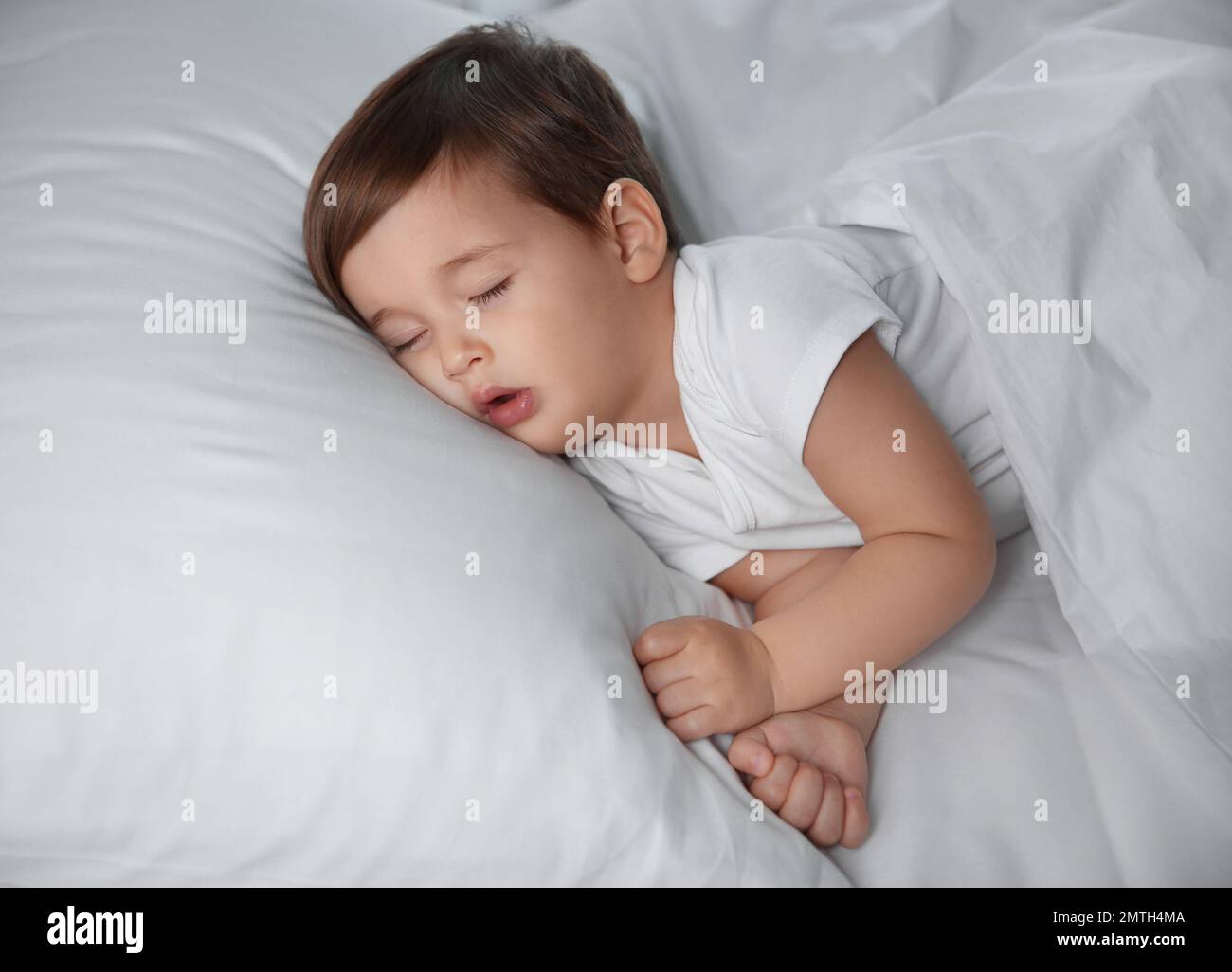 Süßes kleines Baby, das friedlich zu Hause schläft. Schlafenszeit Stockfoto