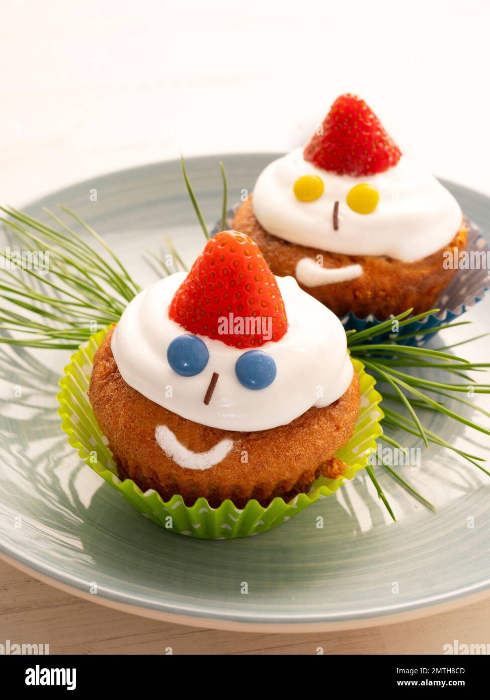 Cupcakes dekoriert, als wären sie Weihnachtselfen. Stockfoto