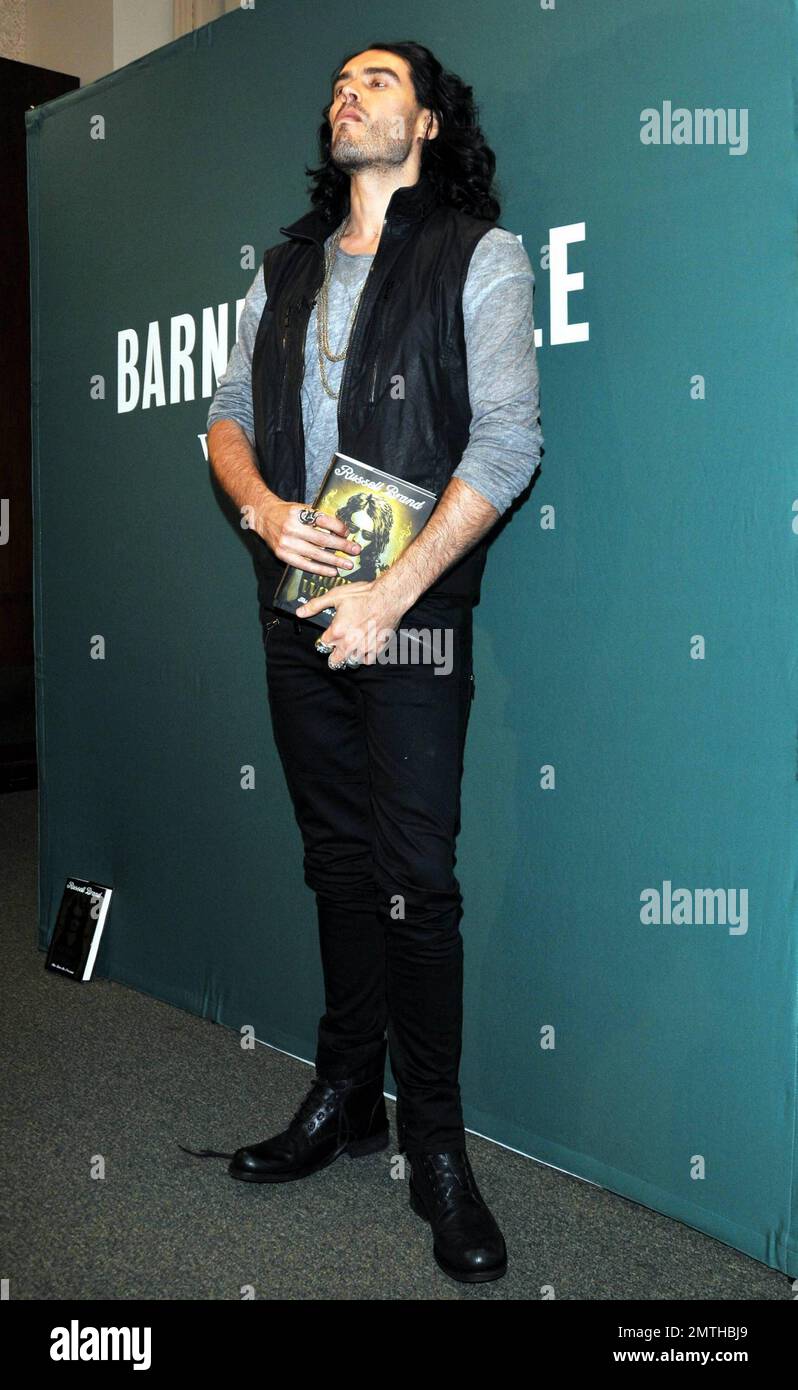 Schauspieler Russell Brand unterzeichnet Kopien des neuen Buches "Booky Wook 2" im The Barnes & Noble at Union Square in New York, New York, New York, 10/13/10. . Stockfoto