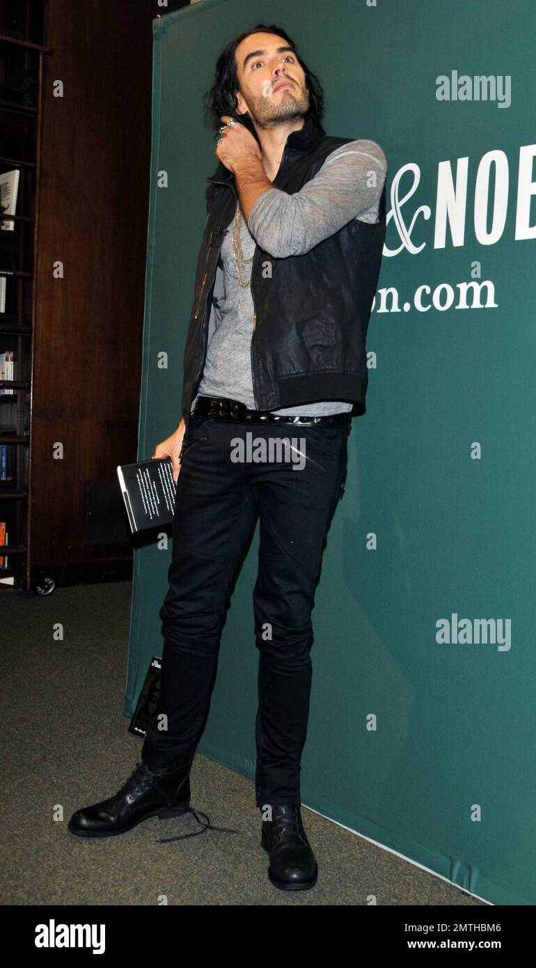 Schauspieler Russell Brand unterzeichnet Kopien des neuen Buches "Booky Wook 2" im The Barnes & Noble at Union Square in New York, New York, New York, 10/13/10. . Stockfoto