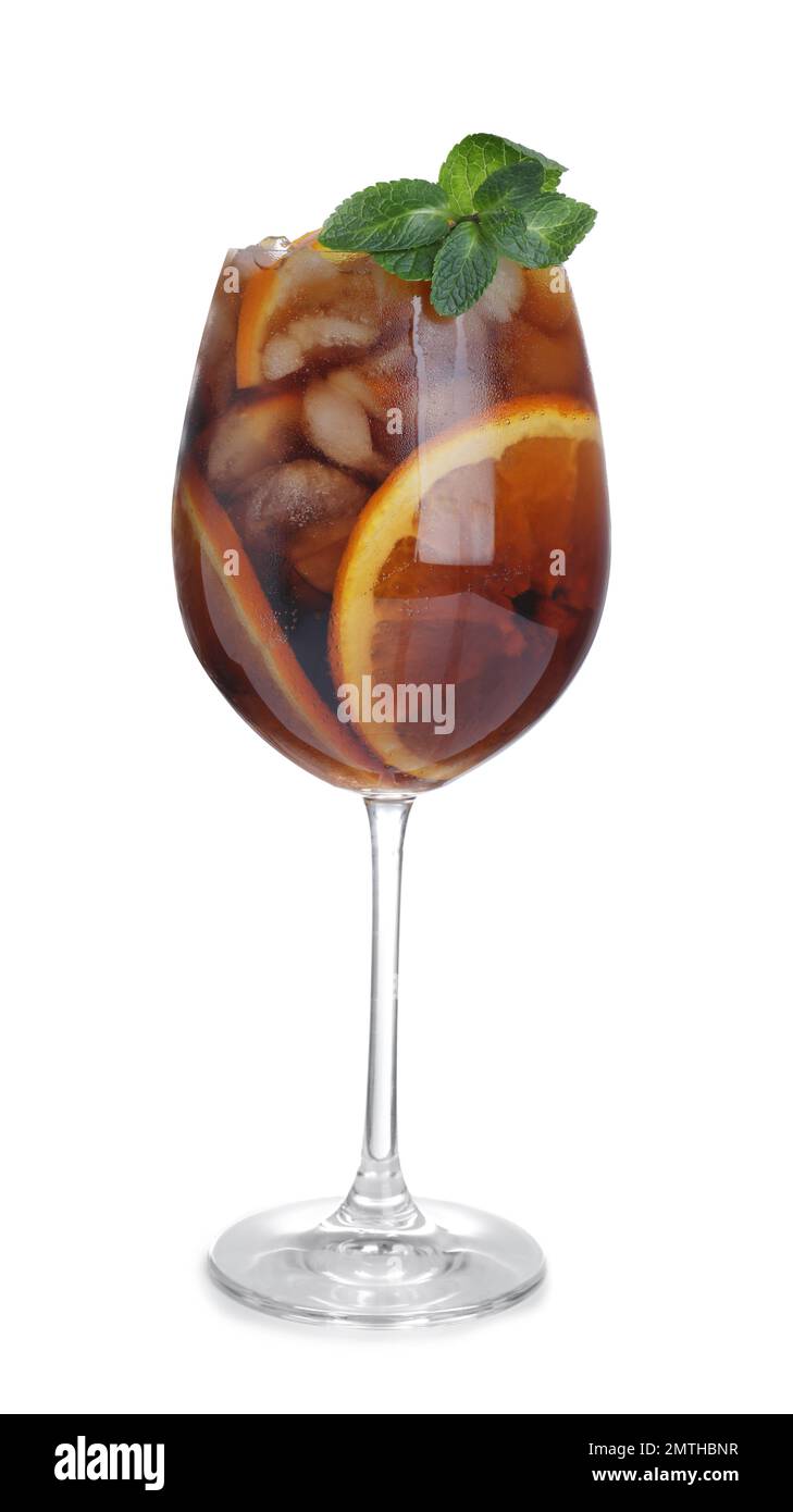 Frischer alkoholischer Cuba Libre-Cocktail auf weiß isoliert Stockfoto