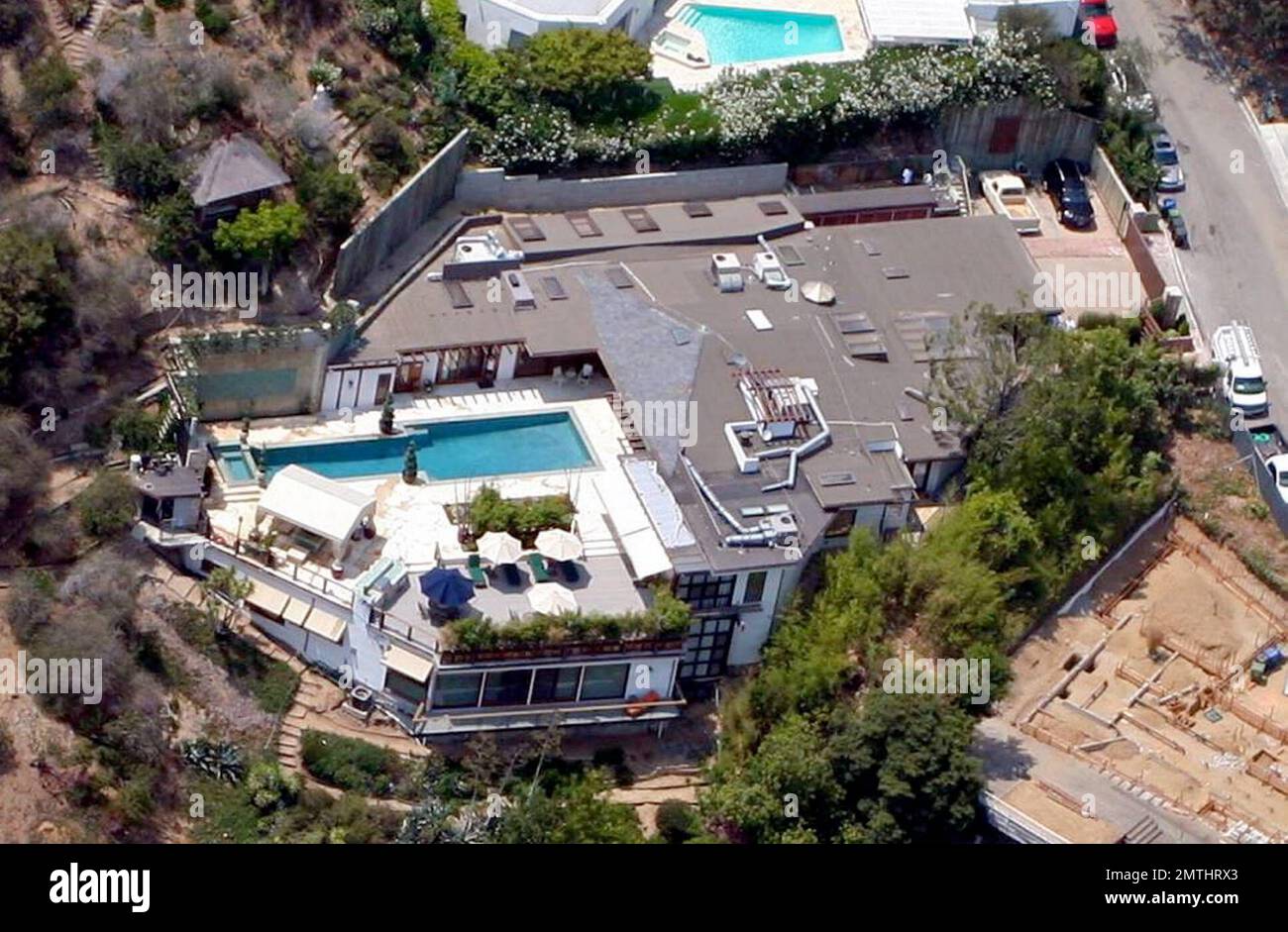 Exklusiv!! Ryan Phillippe hat Berichten zufolge $7,175 Millionen Dollar für dieses Haus in Hollywood Hills bezahlt, das laut Büro des Los Angeles County Assessors 5.033 Quadratmeter groß ist. Das Haus mit fünf Schlafzimmern und sieben Badezimmern wird als "Zen"-Meisterwerk beschrieben und verfügt über Suiten mit drei Schlafzimmern plus eine große separate Master Suite, Koi-Teich, Ahornböden, eine Bar mit Aquarium Hintergrund, Esszimmer mit Shoji-Schirmtüren, Fitnessstudio, Büro und Medienraum. Das .52 Hektar große Anwesen bietet einen atemberaubenden Blick auf die Stadt und das Meer, einen 60 Meter langen, umweltfreundlichen Pool, eine Dusche im Freien, eine Feuerstelle, eine Bar, Pavillon und Loun Stockfoto