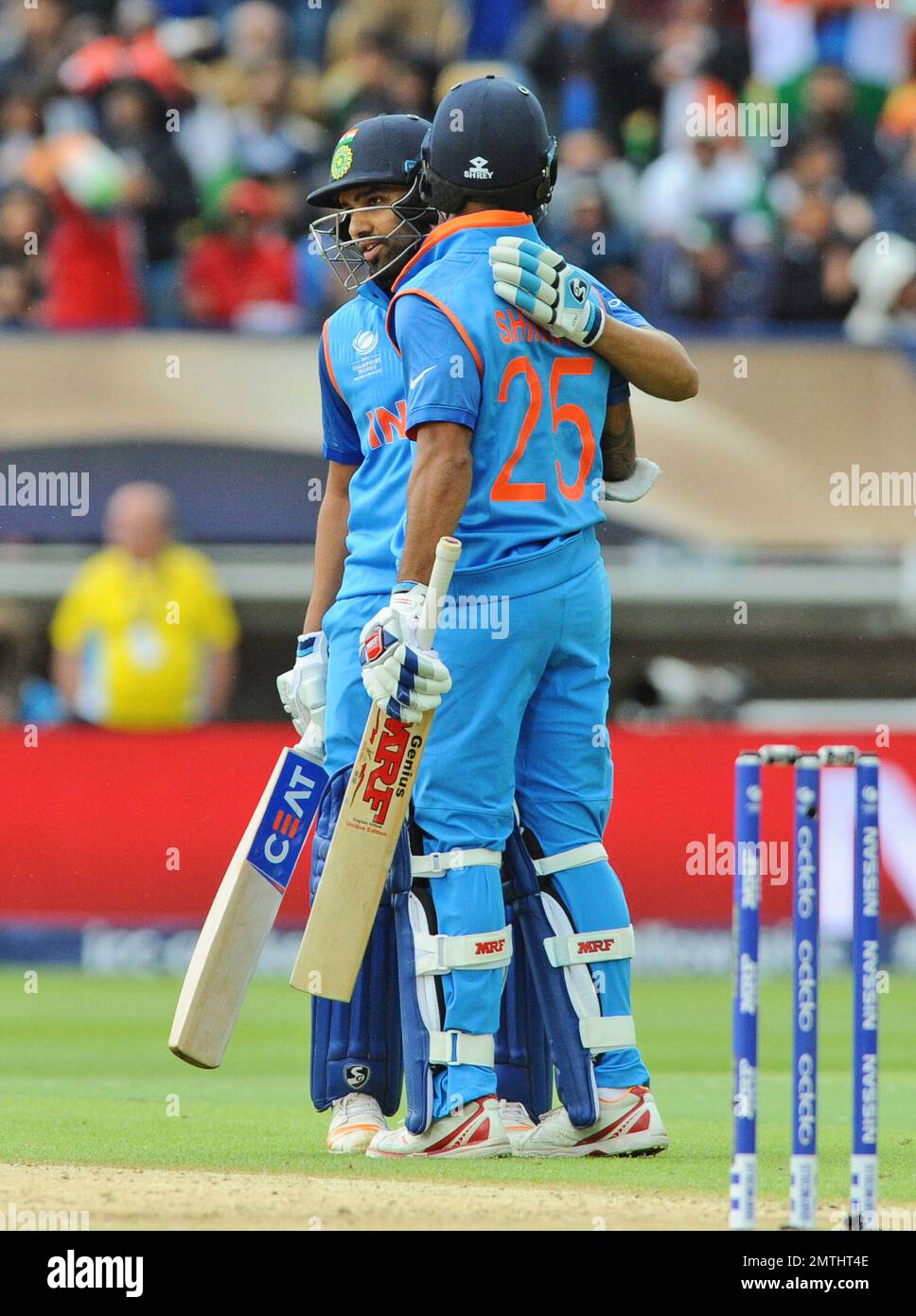 India's Shikhar Dhawan, back to camera, congratulates teammate Rohit Sharma for scoring fifty runs during the ICC Champions Trophy match between India and Pakistan at Edgbaston in Birmingham, England, Sunday, June 4, 2017. (AP Photo/Rui Vieira) Stockfoto