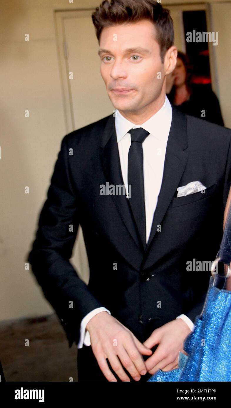 Ryan Seacrest kommt bei der „Heart Foundation GALA“ an, die im Hollywood Palladium stattfindet. Ryan hat Berichten zufolge seine Freundin Julianne Hough und „American Idol“ Fans vorgetäuscht, als er überraschenderweise den Eindruck erweckte, dass er die Frage seiner Liebe zu einem Jahr live auf Sendung stellen würde. Der 37-jährige Seacrest schien seine Freundin überrascht zu haben, als er sie bat, sein Mikrofon während einer Pause von den Top-4-Auftritten zu halten. „Mir geht schon eine Weile etwas durch den Kopf“, fragte Seacrest den 23-jährigen Hough. Nachdem er langsam in seine Jackentasche gegriffen und ein herausgezogen hatte Stockfoto