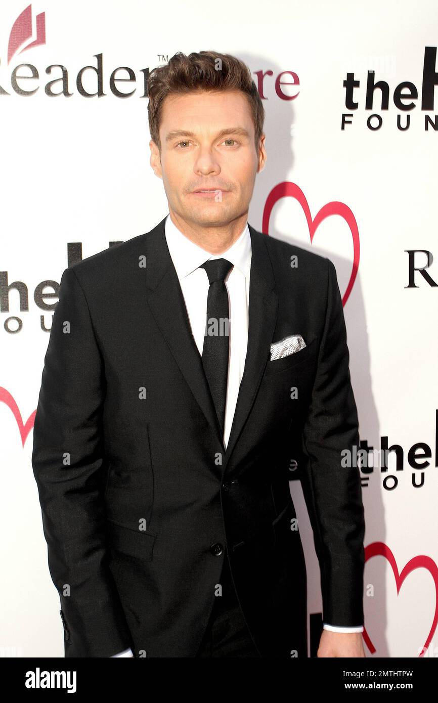 Ryan Seacrest kommt bei der „Heart Foundation GALA“ an, die im Hollywood Palladium stattfindet. Ryan hat Berichten zufolge seine Freundin Julianne Hough und „American Idol“ Fans vorgetäuscht, als er überraschenderweise den Eindruck erweckte, dass er die Frage seiner Liebe zu einem Jahr live auf Sendung stellen würde. Der 37-jährige Seacrest schien seine Freundin überrascht zu haben, als er sie bat, sein Mikrofon während einer Pause von den Top-4-Auftritten zu halten. „Mir geht schon eine Weile etwas durch den Kopf“, fragte Seacrest den 23-jährigen Hough. Nachdem er langsam in seine Jackentasche gegriffen und ein herausgezogen hatte Stockfoto