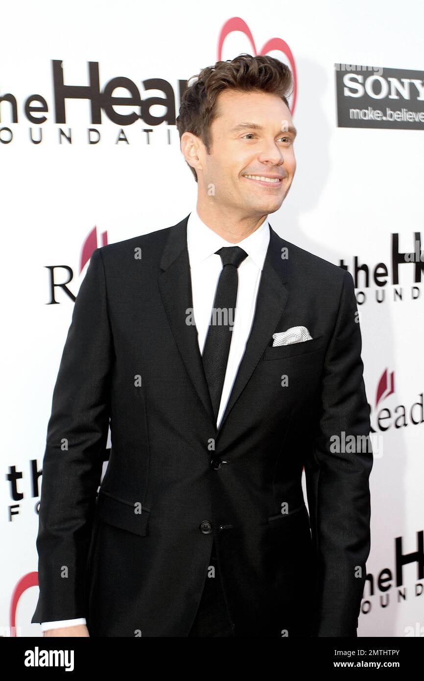 Ryan Seacrest kommt bei der „Heart Foundation GALA“ an, die im Hollywood Palladium stattfindet. Ryan hat Berichten zufolge seine Freundin Julianne Hough und „American Idol“ Fans vorgetäuscht, als er überraschenderweise den Eindruck erweckte, dass er die Frage seiner Liebe zu einem Jahr live auf Sendung stellen würde. Der 37-jährige Seacrest schien seine Freundin überrascht zu haben, als er sie bat, sein Mikrofon während einer Pause von den Top-4-Auftritten zu halten. „Mir geht schon eine Weile etwas durch den Kopf“, fragte Seacrest den 23-jährigen Hough. Nachdem er langsam in seine Jackentasche gegriffen und ein herausgezogen hatte Stockfoto