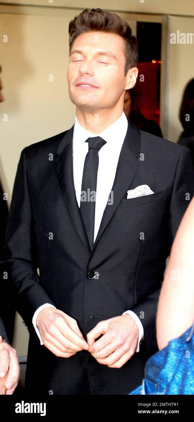 Ryan Seacrest kommt bei der „Heart Foundation GALA“ an, die im Hollywood Palladium stattfindet. Ryan hat Berichten zufolge seine Freundin Julianne Hough und „American Idol“ Fans vorgetäuscht, als er überraschenderweise den Eindruck erweckte, dass er die Frage seiner Liebe zu einem Jahr live auf Sendung stellen würde. Der 37-jährige Seacrest schien seine Freundin überrascht zu haben, als er sie bat, sein Mikrofon während einer Pause von den Top-4-Auftritten zu halten. „Mir geht schon eine Weile etwas durch den Kopf“, fragte Seacrest den 23-jährigen Hough. Nachdem er langsam in seine Jackentasche gegriffen und ein herausgezogen hatte Stockfoto