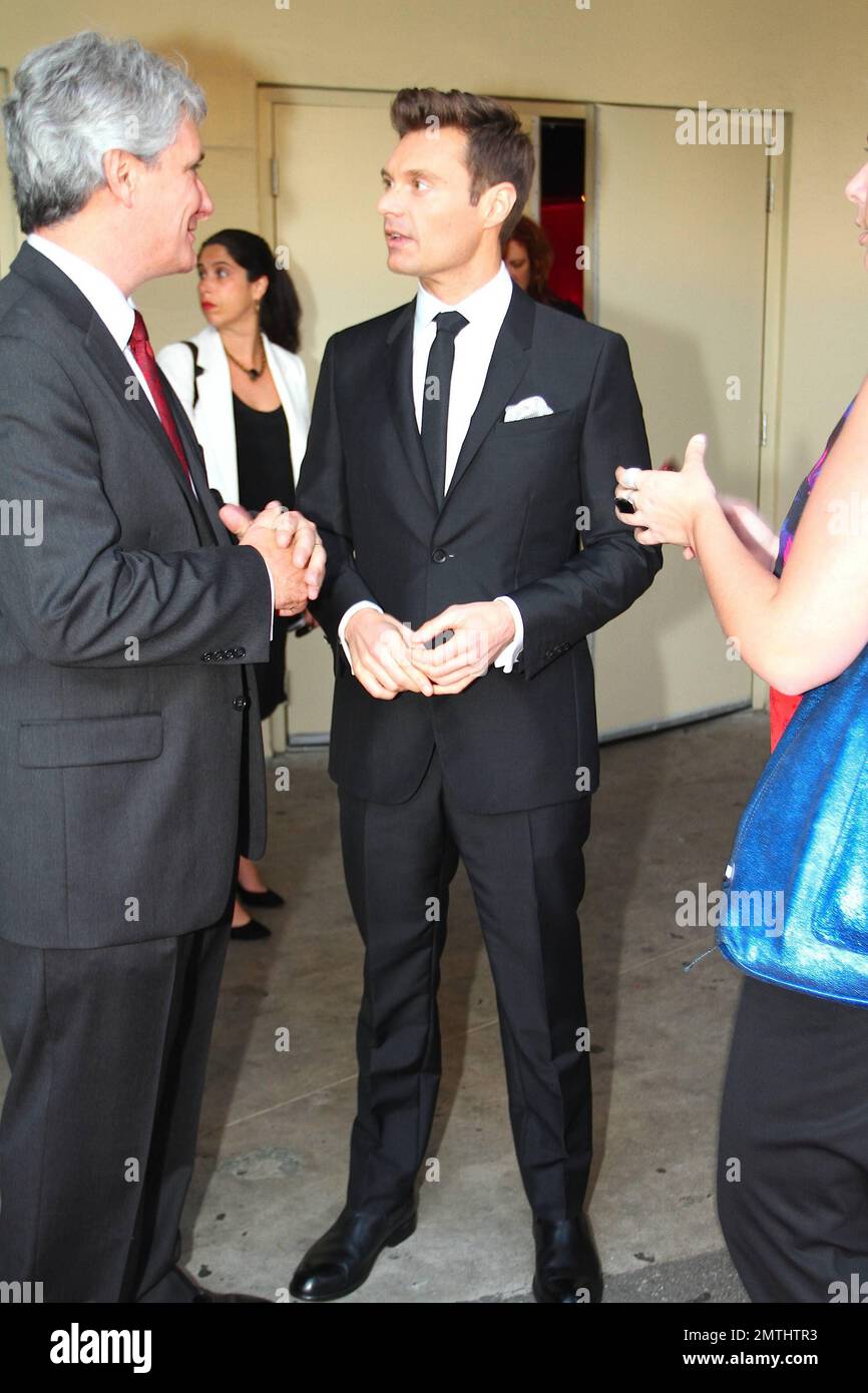 Ryan Seacrest kommt bei der „Heart Foundation GALA“ an, die im Hollywood Palladium stattfindet. Ryan hat Berichten zufolge seine Freundin Julianne Hough und „American Idol“ Fans vorgetäuscht, als er überraschenderweise den Eindruck erweckte, dass er die Frage seiner Liebe zu einem Jahr live auf Sendung stellen würde. Der 37-jährige Seacrest schien seine Freundin überrascht zu haben, als er sie bat, sein Mikrofon während einer Pause von den Top-4-Auftritten zu halten. „Mir geht schon eine Weile etwas durch den Kopf“, fragte Seacrest den 23-jährigen Hough. Nachdem er langsam in seine Jackentasche gegriffen und ein herausgezogen hatte Stockfoto