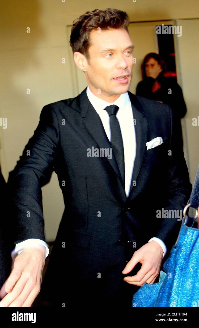 Ryan Seacrest kommt bei der „Heart Foundation GALA“ an, die im Hollywood Palladium stattfindet. Ryan hat Berichten zufolge seine Freundin Julianne Hough und „American Idol“ Fans vorgetäuscht, als er überraschenderweise den Eindruck erweckte, dass er die Frage seiner Liebe zu einem Jahr live auf Sendung stellen würde. Der 37-jährige Seacrest schien seine Freundin überrascht zu haben, als er sie bat, sein Mikrofon während einer Pause von den Top-4-Auftritten zu halten. „Mir geht schon eine Weile etwas durch den Kopf“, fragte Seacrest den 23-jährigen Hough. Nachdem er langsam in seine Jackentasche gegriffen und ein herausgezogen hatte Stockfoto