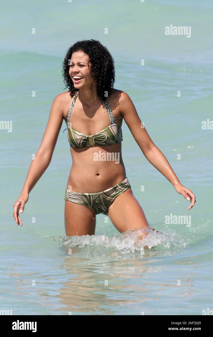 Chelsea Forward Salomon Kalou lächelt, wenn er einen Tag mit seiner Freundin  in Miami Beach verbringt. Das Paar schwamm im warmen Ozean. Kalou, der mit  seinen felsenharten bauchmuskeln zeigt, fand auch Zeit,