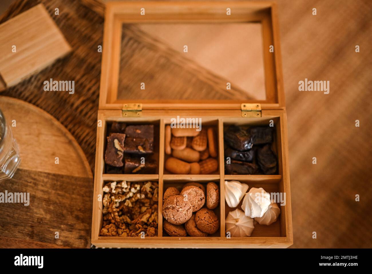 Ein selektiver Schuss türkischer hausgemachter Kaffeekekekse in einer Holzkiste Stockfoto