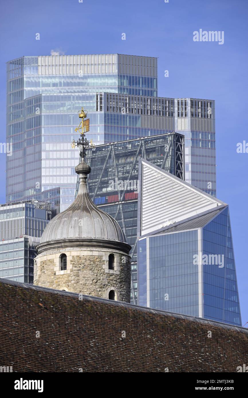 London, England, Großbritannien. Alte und neue Architektur. Die City of London befindet sich hinter dem Tower of London Stockfoto
