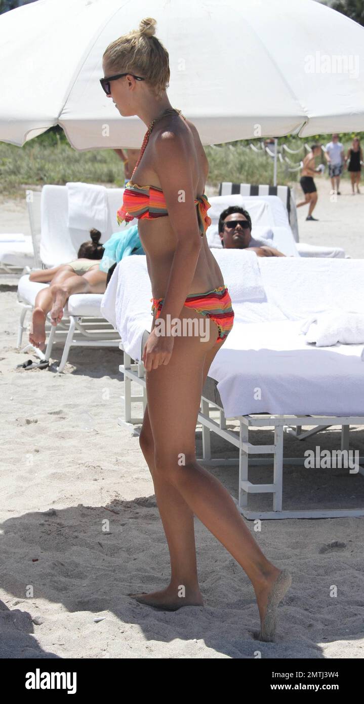 Deutscher Real Madrid Mittelfeldspieler Sami Khedira und Freundin Lena Gercke genießen einen weiteren Tag am Strand. Die beiden schwammen zusammen, nahmen sich etwas Zeit für einen romantischen Kuss und entspannten sich später auf ihren Liegestühlen. Miami Beach, Florida 13. Juli 2012. Stockfoto